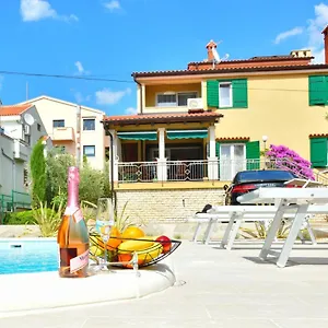 Lux Nina With Six Bedrooms, Private Pool, Sauna Willa