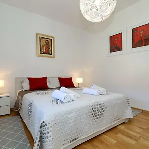 Apriori - Free Parking Apartament